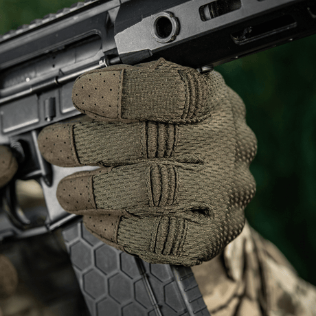 M-Tac Handsker A30 i brug, viser stærk mesh yderside og mikrofiber inderside for optimalt greb under træning eller skydning.
