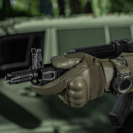 M-Tac Handsker Assault Tactical Mk.4 med ægte læder forstærkning og non-slip greb ses her i aktion med et våben.