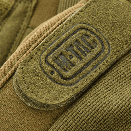 Nærbillede af M-Tac Handsker Assault Tactical Mk.5 med forstærket syning og logo i detalje.