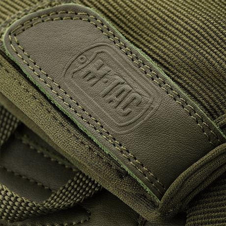M-Tac Handsker Assault Tactical Mk.2 i læder med synlige syninger og M-Tac logo, fremhæver detaljerne i det taktiske design.