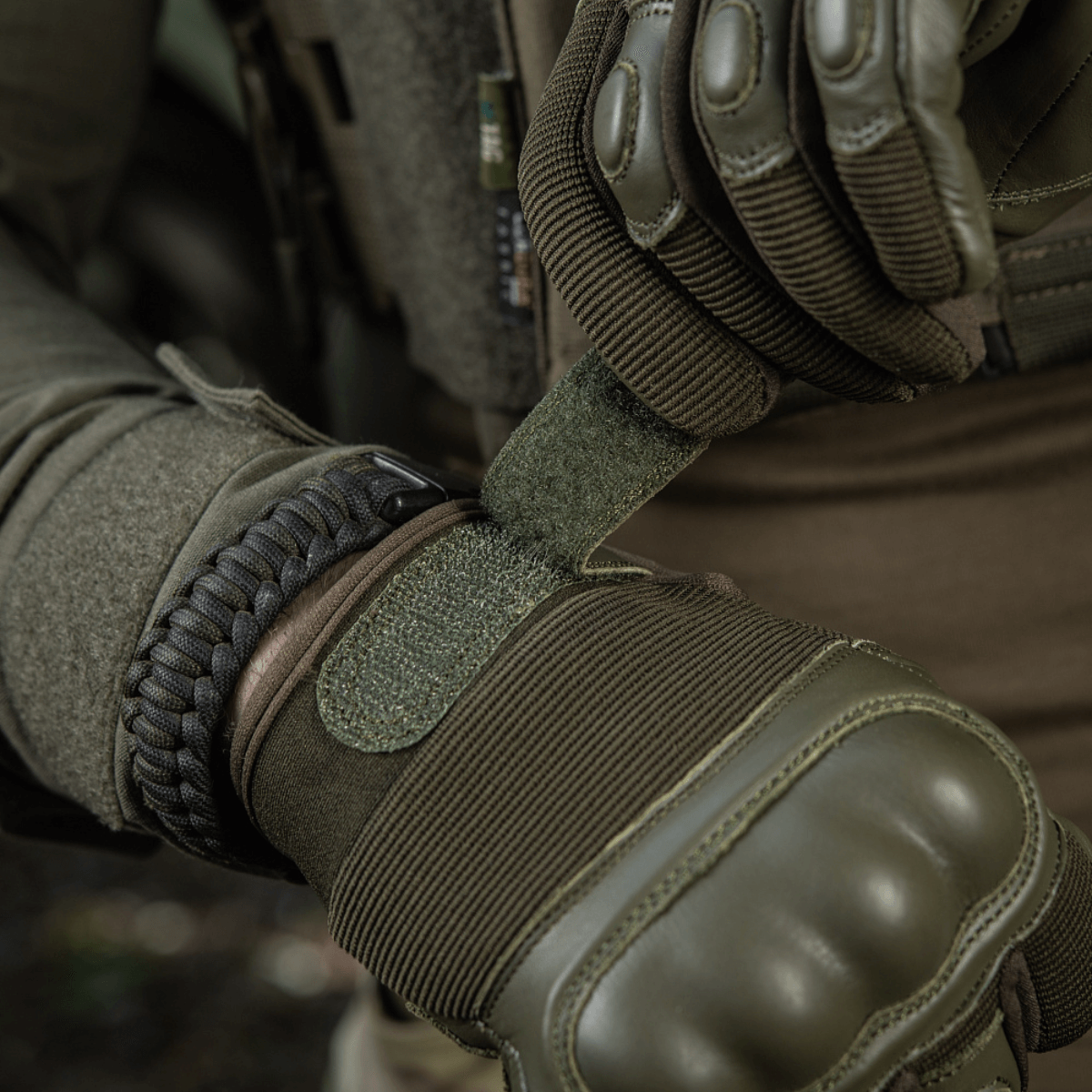 M-Tac Handsker Assault Tactical Mk.4 med læderforstærket håndflade og justerbar velcro for et sikkert, komfortabelt greb.