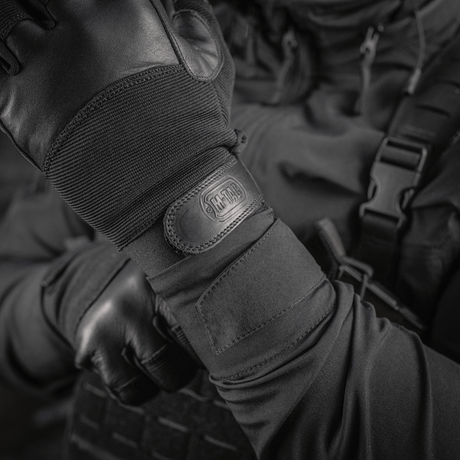 M-Tac Handsker Police Gen.2 taktiske handsker, designet med læder og elastiske indsatser, close-up af hånden med Velcro og logo.