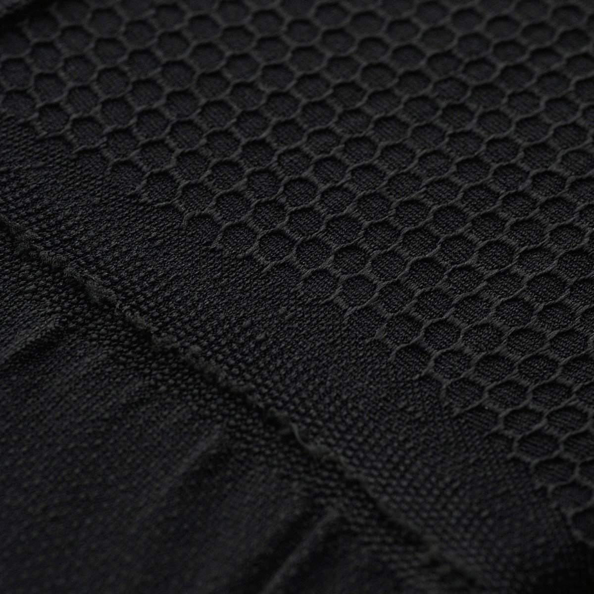 Nærbillede af M-Tac Hexagon Sports Underbukser, detaljeret tekstur og design i sort materiale.