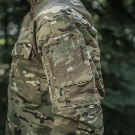 M-Tac Jakke Sturm Gen.II NYCO Extreme i Multicam, set fra siden med synlige lommer, perfekt til taktiske og udendørs aktiviteter.