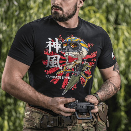 M-Tac T-Shirt Kamikaze Spirit med kranieprint og FPV-goggles, bæres af en person i militærtøj, dedikeret til FPV-operatører.