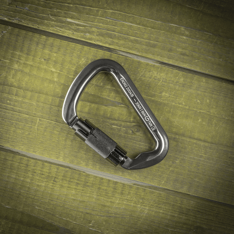 "M-Tac Key-Lock Karabinhage i aluminium til klatring og sikkerhed på træbord"