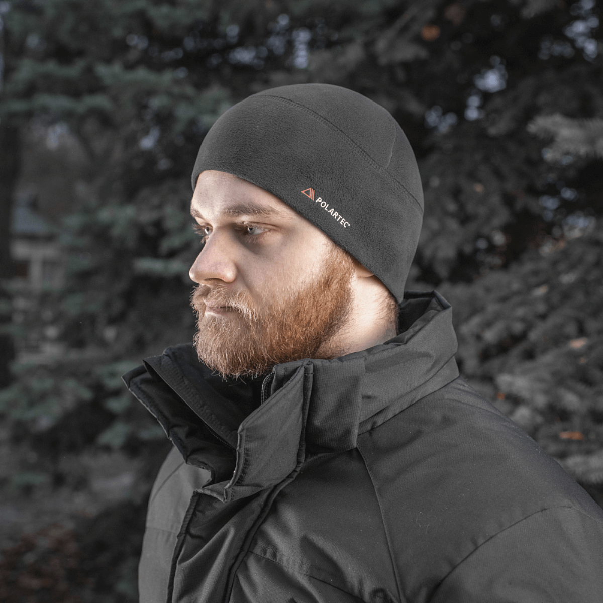 Mand iført M-Tac Fleece Watch Cap Light Polartec i sort i en vinterindstilling