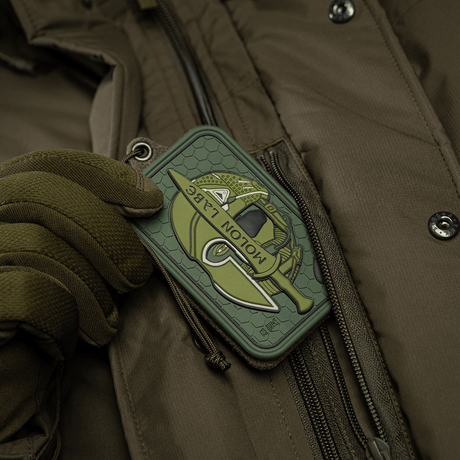 M-Tac Patch Molon Labe 3D PVC taktisk morale patch, grøn gummi PVC, fastgjort på jakke med velcro.