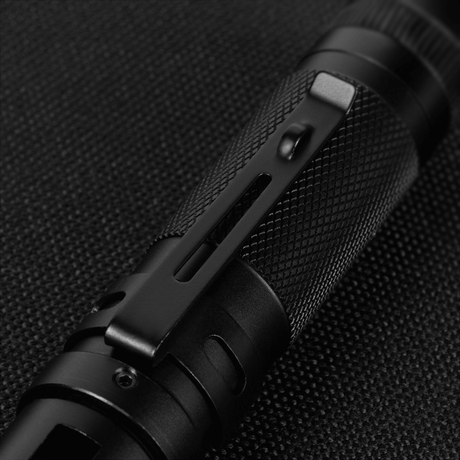 M-Tac Lommelygte A180 med justerbar retning og magnet, tæt på detaljeret sidevisning. Aluminium, LED CREE XPG2, 140 lumen, 129 mm x 21 mm, 81 g.