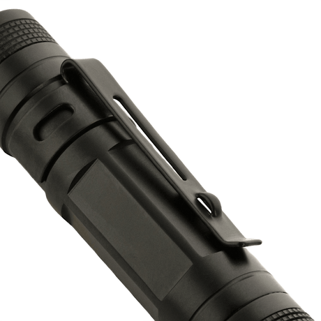 Nærbillede af M-Tac Lommelygte P21 i sort aluminium, kompakt design, ideel til EDC-kit. Cree XR-E P4-WC LED, op til 130 lumen, AA-batteri.