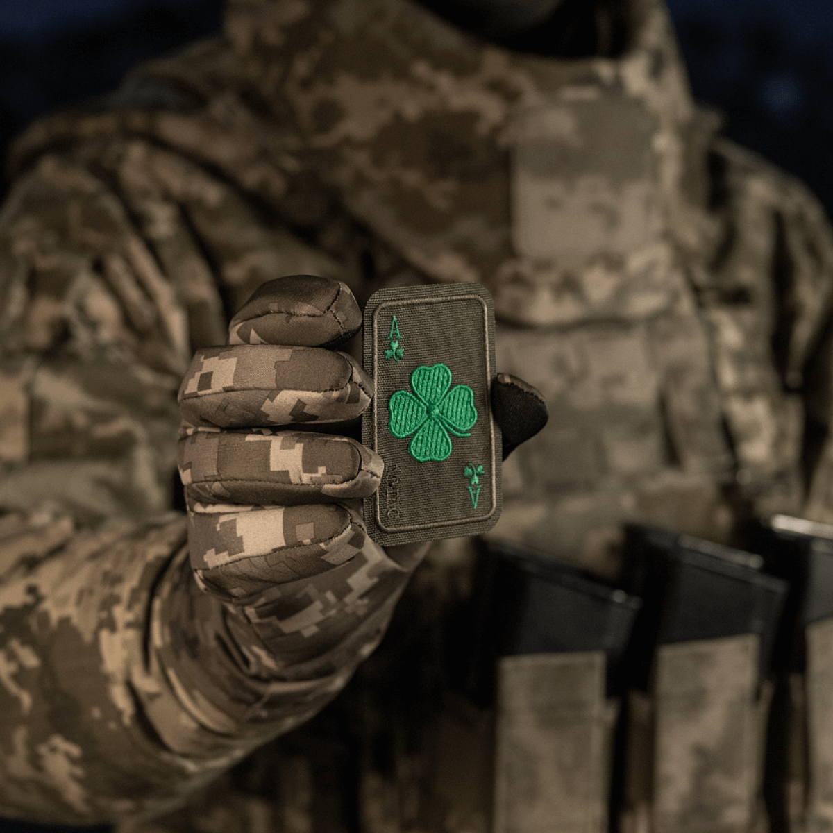 M-Tac Patch Lucky Card (Broderi) i Cordura 500D med kløverblad, holdes i hånden. Perfekt til tøj, tasker eller udstyr.