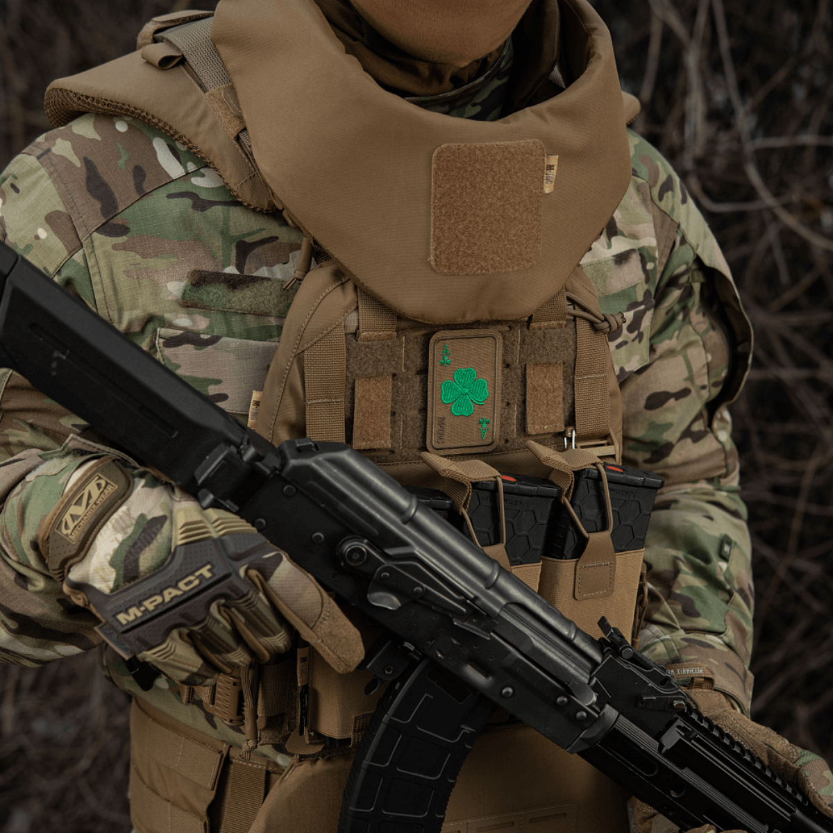M-Tac Patch Lucky Card (Broderi) på militærudstyr med broderet kløverblad i Cordura 500D, symboliserer held og beskyttelse.