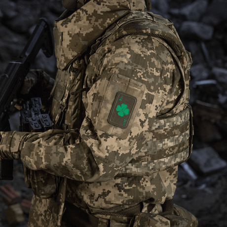 M-Tac Patch Lucky Card (Broderi) i Cordura 500D med broderet kløverblad symboliserer held og beskyttelse, på beklædningsgenstand.