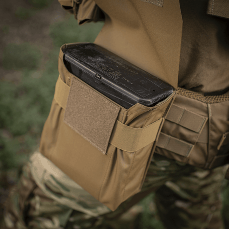 M-Tac Pouch til M249 Cartridge Box Closed i brug, monteret på militært udstyr, fremstillet af holdbart Cordura 500D materiale.