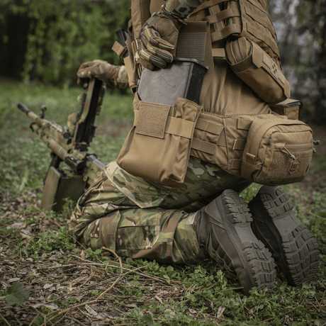M-Tac Pouch til M249 Cartridge Box Closed monteret på taktisk udstyr under kampopgave i skovområde.