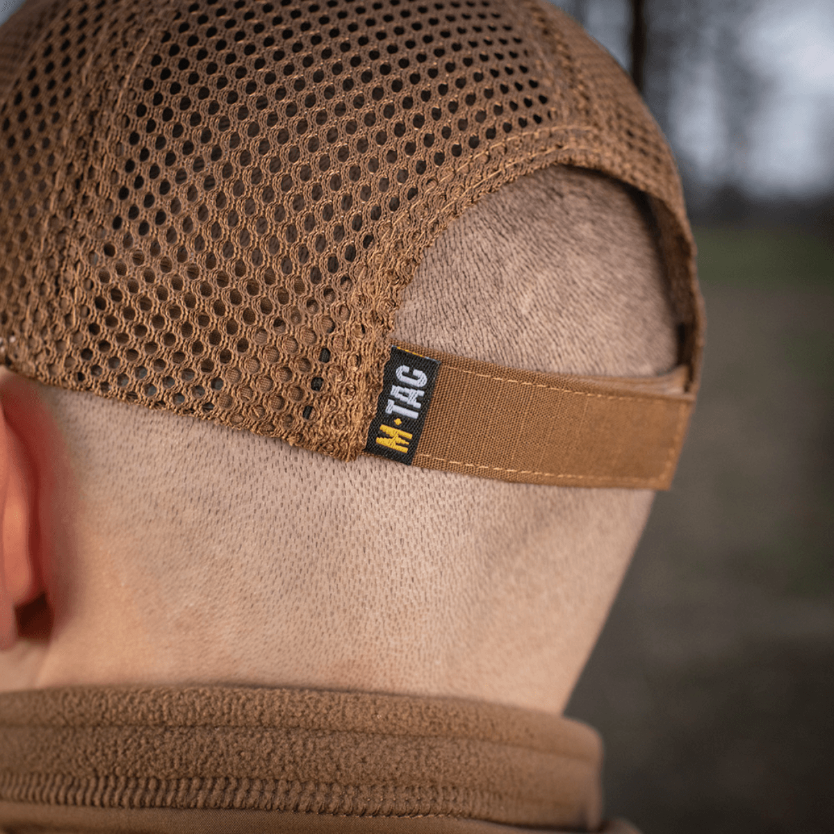 Person iført M-Tac Mesh Flex Ripstop Baseball Cap set bagfra med justerbar Velcro-strop og åndbar mesh for ventilation.