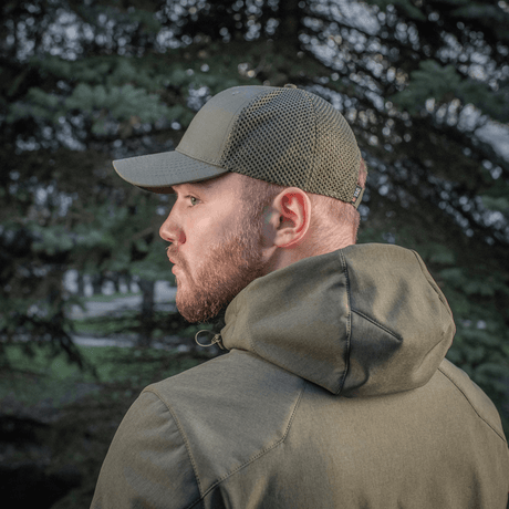 Mand iført M-Tac Mesh Flex Ripstop Baseball Cap med mesh-paneler i naturen