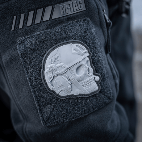 M-Tac Patch Operator 3D PVC på jakke med realistisk design, Velcro fastgørelse, perfekt som morale patch. Størrelse ca. 6 x 7 cm.