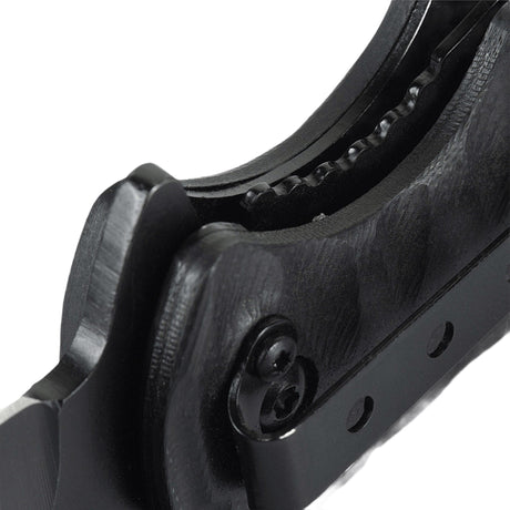 Nærbillede af håndtag og låsemekanisme på M-Tac Outdoor & Militær foldekniv - Type 4, med slidstærkt G10-kompositmateriale.