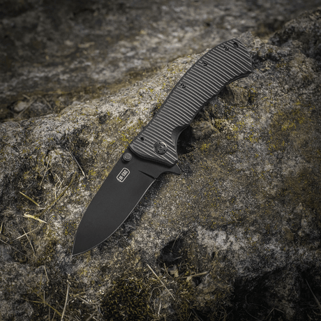 M-Tac Outdoor & Militær foldekniv - Type 7 på klippeoverflade, letvægtsdesign med sortbelagt 5Cr15MoV klinge og frame-lock.