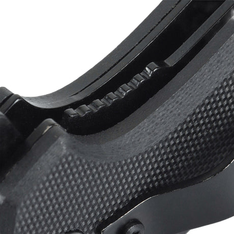 Detaljebillede af M-Tac Outdoor & Militær foldekniv - Type 5 med skridsikkert G10-komposit greb.