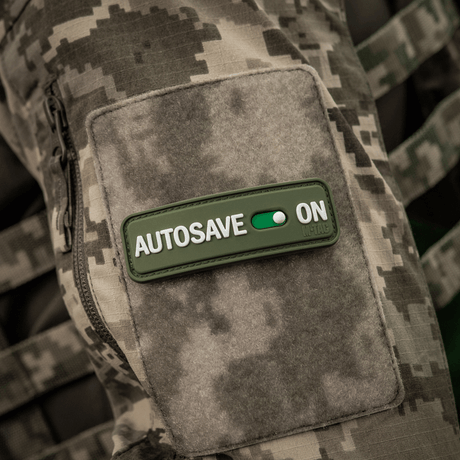 M-Tac Patch Autosave PVC på camouflageret jakke, 3D-effekt, PVC-materiale, velcro på bagside, perfekt til taktisk udstyr.