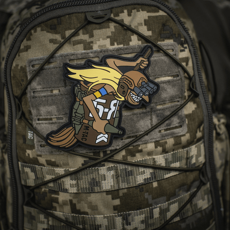 M‑Tac Patch Baba-Yaga Vertical på camouflage rygsæk, viser UAV-operatør med natkikkert og granater, inspireret af ukrainsk UAV-team.