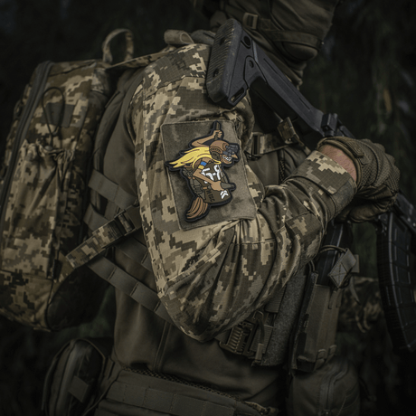 M‑Tac Patch Baba-Yaga Vertical på militæruniform, inspireret af ukrainske UAV-operatører med 3D-design og velcrofæstning.