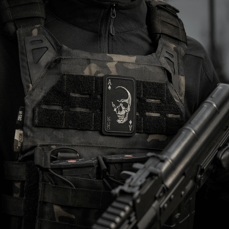 M-Tac Patch Face of War (Broderi) på taktisk vest. Broderet kranium på spar es kort, inspireret af Vietnam.