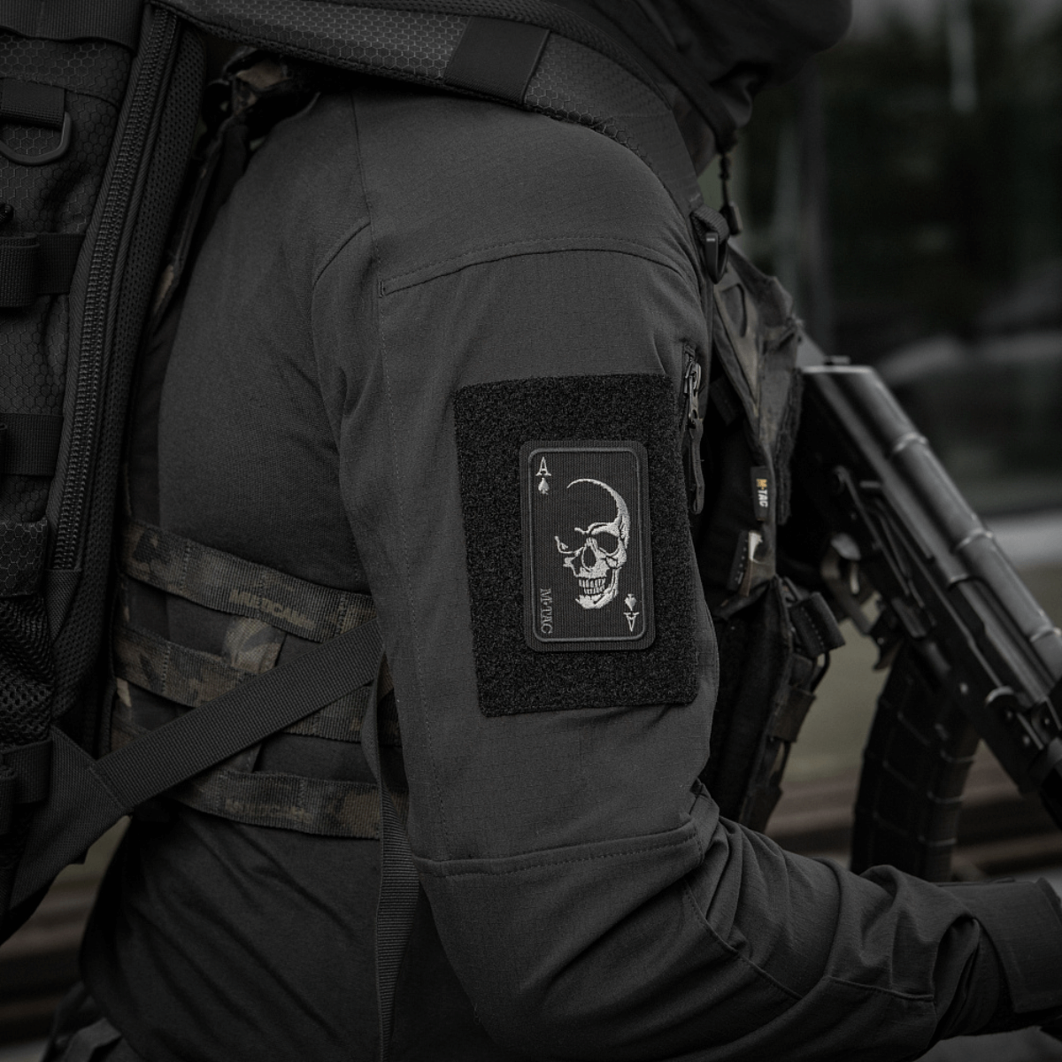 M-Tac Patch Face of War (Broderi) broderet kranie på ace of spades kort fastgjort på tøj, Cordura 500D, symboliserer mod og frygtløshed.