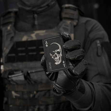 M-Tac Patch Face of War (Broderi) i Cordura 500D med kraniemotiv fra Vietnamkrigen, monteret med Velcro på en soldat.
