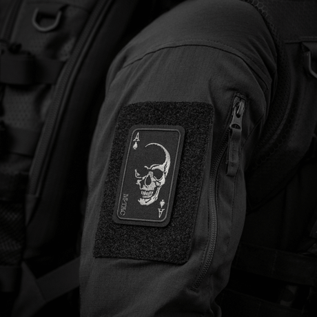 M-Tac Patch Face of War (Broderi) på jakkearm med kraniesymbol inspireret af "card of death" fra Vietnamkrigen, broderet på Cordura 500D.