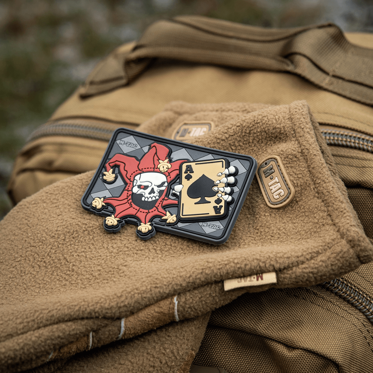 M-Tac Patch Joker Skull 3D PVC med es fra dødskort, taktisk patch til tøj eller rygsæk, PVC materiale, 78 x 55 mm, Velcro bagside