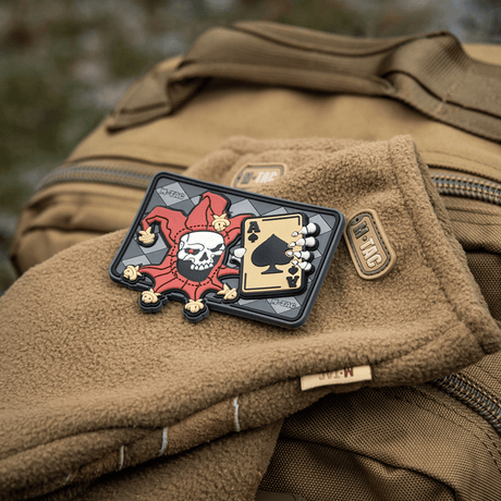 M-Tac Patch Joker Skull 3D PVC med es fra dødskort, taktisk patch til tøj eller rygsæk, PVC materiale, 78 x 55 mm, Velcro bagside