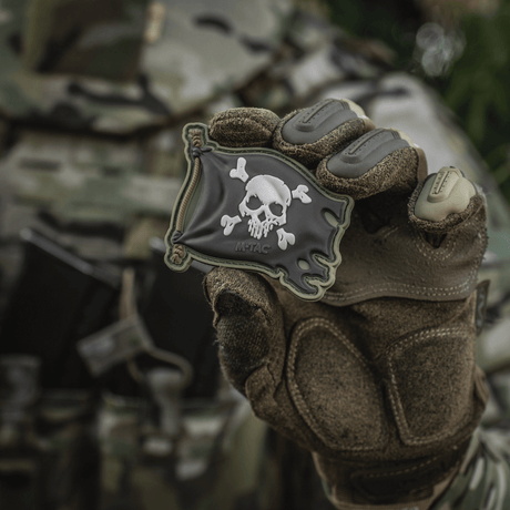 M-Tac Patch Jolly Roger PVC i 3D-design, holdt af gloved hånd, symboliserer eventyrlyst, med velcro på bagsiden, 8x5 cm.