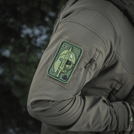 M-Tac Patch Molon Labe 3D PVC i gummi monteret på en jakke med velcro, taktisk design inspireret af spartanere, størrelse 108 x 68 mm