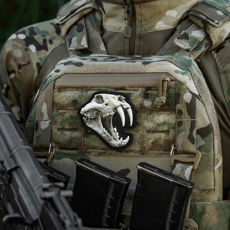 M‑Tac Patch Old Tiger på camouflage vest med tigerkranium design, symbol på mod og erfaring, 3D PVC-patch med velcrolukning.