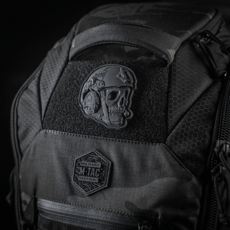 M-Tac Patch Operator 3D PVC monteret på en taktisk rygsæk med Velcro, realistisk design, ideel som morale patch. Størrelse: 6 x 7 cm.