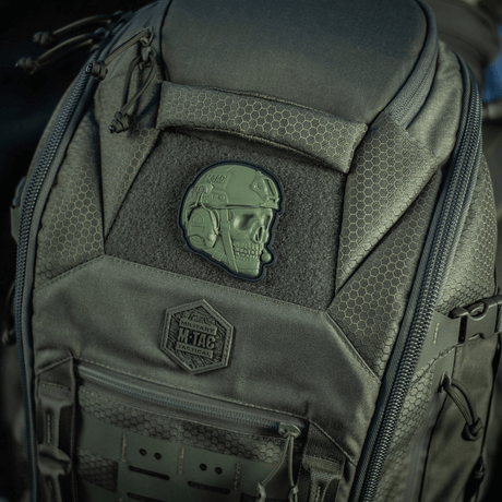 M-Tac Patch Operator 3D PVC på taktisk rygsæk med Velcro fastgørelse, realistisk design, perfekt til tøj eller udstyr.
