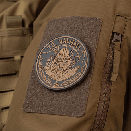 M-Tac Patch Til Valhall PVC med 3D-design monteret på uniform via velcro, hylder norske soldater og TIL VALHALL-ritualet, diameter 80 mm.