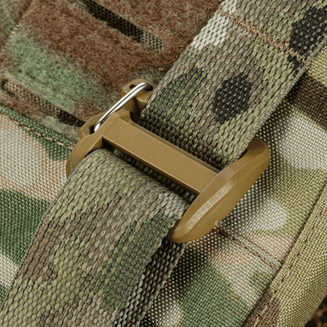 Lukkeanordning på M-Tac Plate Carrier Cuirass FAST Elite Gen.II med camouflage-design og holdbare materialer.