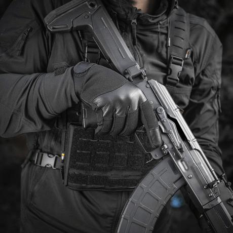 Taktiske M-Tac Handsker Police Gen.2 med skudsikkert vest og riffel, designet til politifolk og sikkerhedsfolk for et sikkert greb.