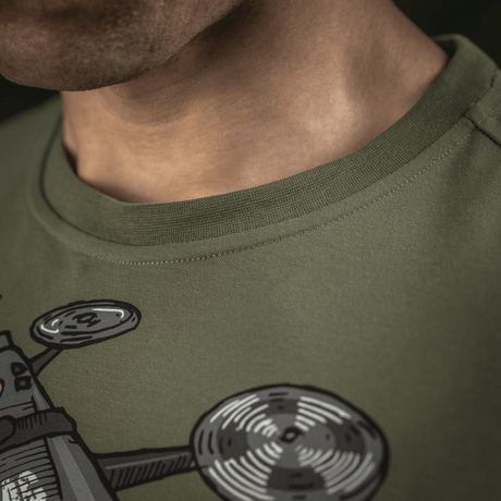 M-Tac T-Shirt Quadcopter i grøn bomuld med droneprint for UAV-entusiaster, detaljeret syning, premium tryk, komfortabel pasform.