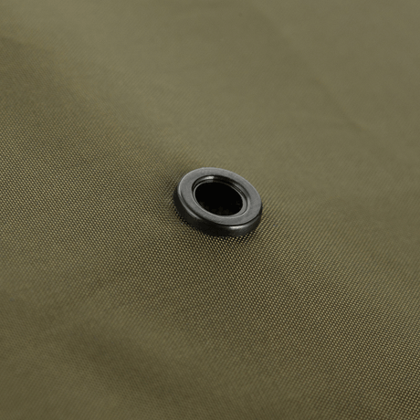 M-Tac Rygsækcover i nylon med PU-coating som beskytter mod regn og sne, vist i nærbillede af det vandtætte materiale.
