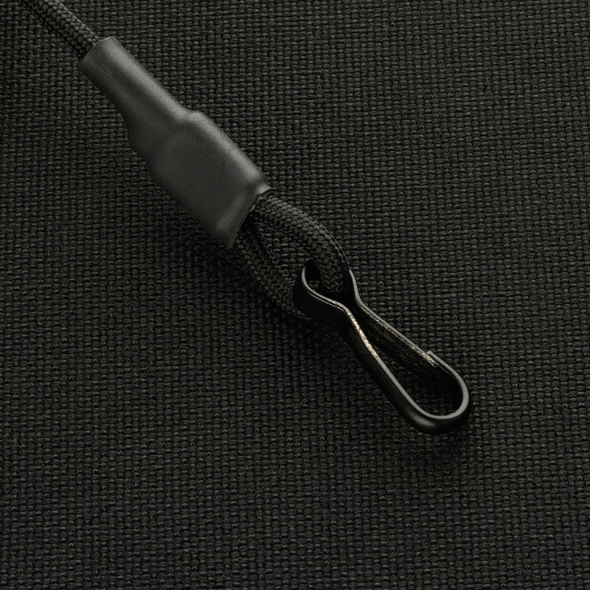 M-Tac Safety Cord Medium Combo til fastgørelse af våben og udstyr, med MOLLE-system og D-ring til at forhindre tab og tyveri.