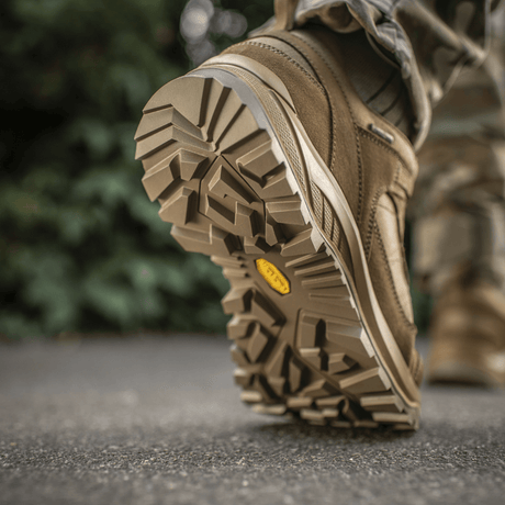 Nærbillede af M-Tac Sneakers Tactical Demi-Season Pro Line med Vibram-sål og slidstærkt suede og Cordura til udendørs aktiviteter.