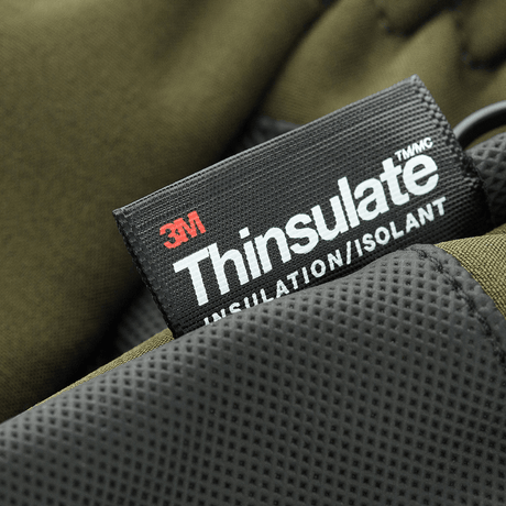 Detaljebillede af M-Tac Handsker Soft Shell Thinsulate med Thinsulate-isoleringsmærke på olivengrøn baggrund.