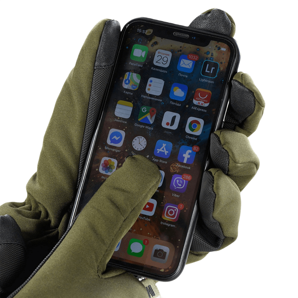 M-Tac Handsker Soft Shell Thinsulate viser touchscreen-kompatibilitet med smartphone i udendørs miljø.