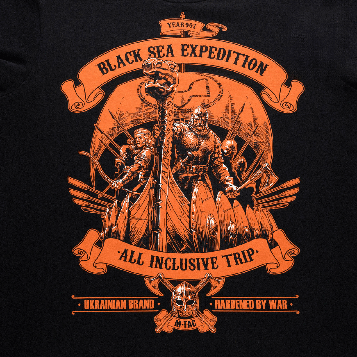M-Tac T-shirt Black Sea Expedition med orange grafik og vikingetema tryk, ideel til aktive livsstile. Printet med MagnaColours® premium blæk.
