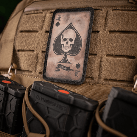 M-Tac Patch Ace of Spades morale patch med kraniemotiv på taske, symboliserer kampgejst og stil. Cordura 500D, velcro-montering.